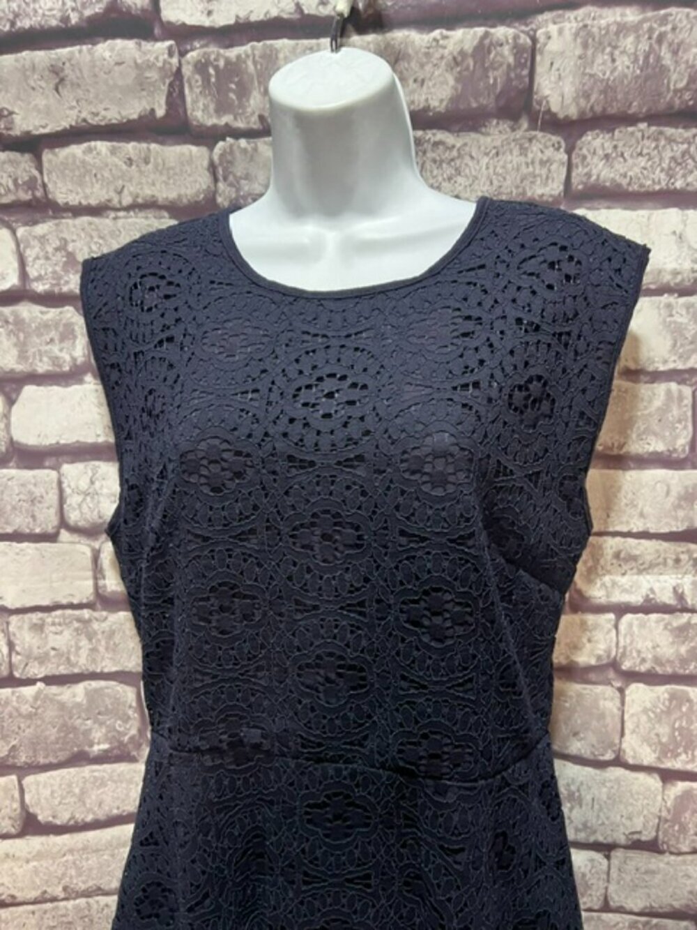 Ann Taylor Navy Sleeveless Lace Blouse Size M - Picture 2 of 6